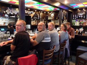 Die Flughafenbar verkürzt uns die lange Wartezeit