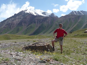 Basislager, im Hintergrund der Pik Petrovskij, 4829m